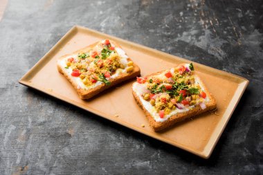 Ekmek ppadi chaat / sohbet Hindistan'dan nefis bir başlangıç / meze, domates, sev ve kişniş ve masala ile süslenmiş bir tabakservis. seçici odaklama