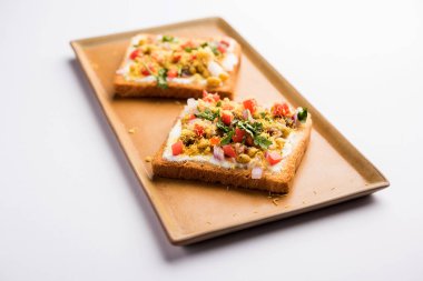 Ekmek ppadi chaat / sohbet Hindistan'dan nefis bir başlangıç / meze, domates, sev ve kişniş ve masala ile süslenmiş bir tabakservis. seçici odaklama