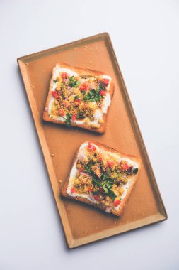 Ekmek ppadi chaat / sohbet Hindistan'dan nefis bir başlangıç / meze, domates, sev ve kişniş ve masala ile süslenmiş bir tabakservis. seçici odaklama