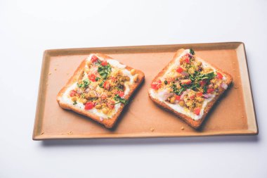 Ekmek ppadi chaat / sohbet Hindistan'dan nefis bir başlangıç / meze, domates, sev ve kişniş ve masala ile süslenmiş bir tabakservis. seçici odaklama