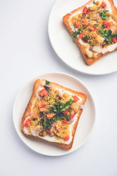 Ekmek ppadi chaat / sohbet Hindistan'dan nefis bir başlangıç / meze, domates, sev ve kişniş ve masala ile süslenmiş bir tabakservis. seçici odaklama