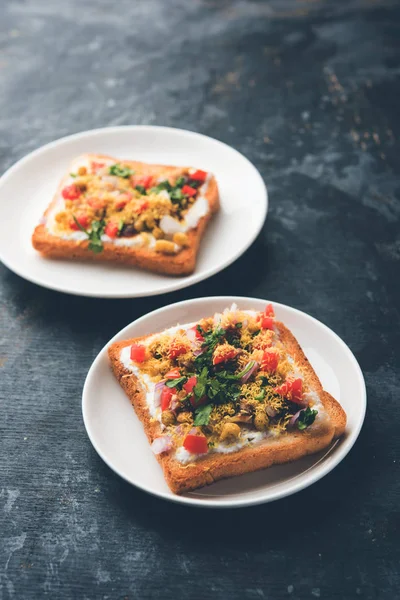 Ekmek ppadi chaat / sohbet Hindistan'dan nefis bir başlangıç / meze, domates, sev ve kişniş ve masala ile süslenmiş bir tabakservis. seçici odaklama