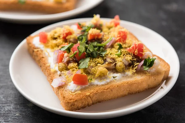 Ekmek ppadi chaat / sohbet Hindistan'dan nefis bir başlangıç / meze, domates, sev ve kişniş ve masala ile süslenmiş bir tabakservis. seçici odaklama