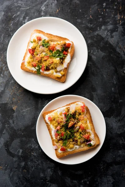 Ekmek ppadi chaat / sohbet Hindistan'dan nefis bir başlangıç / meze, domates, sev ve kişniş ve masala ile süslenmiş bir tabakservis. seçici odaklama