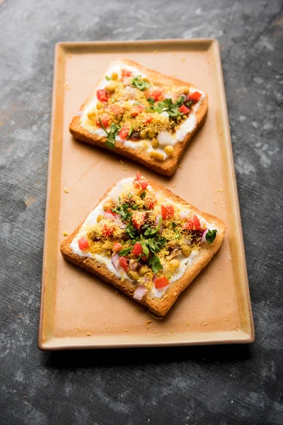 Ekmek ppadi chaat / sohbet Hindistan'dan nefis bir başlangıç / meze, domates, sev ve kişniş ve masala ile süslenmiş bir tabakservis. seçici odaklama