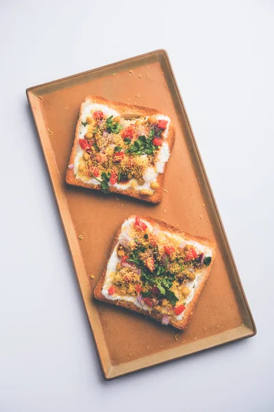 Ekmek ppadi chaat / sohbet Hindistan'dan nefis bir başlangıç / meze, domates, sev ve kişniş ve masala ile süslenmiş bir tabakservis. seçici odaklama