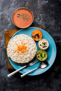 Set Dosa / Oothappam tarzı dosa popüler bir güney Hint gıda sambar ve chutney, seçici odak ile servis edilir