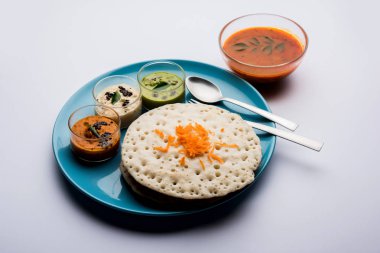 Set Dosa / Oothappam tarzı dosa popüler bir güney Hint gıda sambar ve chutney, seçici odak ile servis edilir