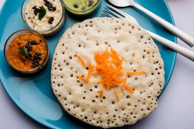 Set Dosa / Oothappam tarzı dosa popüler bir güney Hint gıda sambar ve chutney, seçici odak ile servis edilir