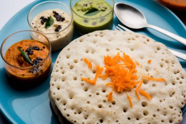 Set Dosa / Oothappam tarzı dosa popüler bir güney Hint gıda sambar ve chutney, seçici odak ile servis edilir