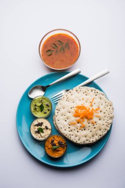 Set Dosa / Oothappam tarzı dosa popüler bir güney Hint gıda sambar ve chutney, seçici odak ile servis edilir