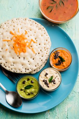 Set Dosa / Oothappam tarzı dosa popüler bir güney Hint gıda sambar ve chutney, seçici odak ile servis edilir