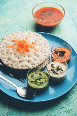 Set Dosa / Oothappam tarzı dosa popüler bir güney Hint gıda sambar ve chutney, seçici odak ile servis edilir
