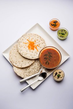 Set Dosa / Oothappam tarzı dosa popüler bir güney Hint gıda sambar ve chutney, seçici odak ile servis edilir
