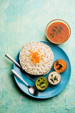 Set Dosa / Oothappam tarzı dosa popüler bir güney Hint gıda sambar ve chutney, seçici odak ile servis edilir
