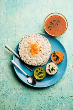 Set Dosa / Oothappam tarzı dosa popüler bir güney Hint gıda sambar ve chutney, seçici odak ile servis edilir