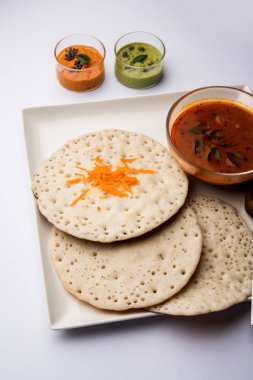 Set Dosa / Oothappam tarzı dosa popüler bir güney Hint gıda sambar ve chutney, seçici odak ile servis edilir