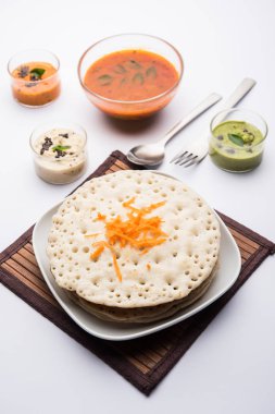 Set Dosa / Oothappam tarzı dosa popüler bir güney Hint gıda sambar ve chutney, seçici odak ile servis edilir
