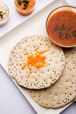 Set Dosa / Oothappam tarzı dosa popüler bir güney Hint gıda sambar ve chutney, seçici odak ile servis edilir