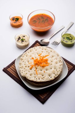 Set Dosa / Oothappam tarzı dosa popüler bir güney Hint gıda sambar ve chutney, seçici odak ile servis edilir
