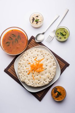 Set Dosa / Oothappam tarzı dosa popüler bir güney Hint gıda sambar ve chutney, seçici odak ile servis edilir