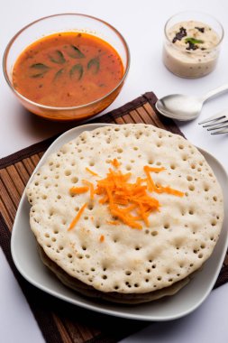 Set Dosa / Oothappam tarzı dosa popüler bir güney Hint gıda sambar ve chutney, seçici odak ile servis edilir