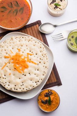 Set Dosa / Oothappam tarzı dosa popüler bir güney Hint gıda sambar ve chutney, seçici odak ile servis edilir