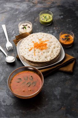 Set Dosa / Oothappam tarzı dosa popüler bir güney Hint gıda sambar ve chutney, seçici odak ile servis edilir