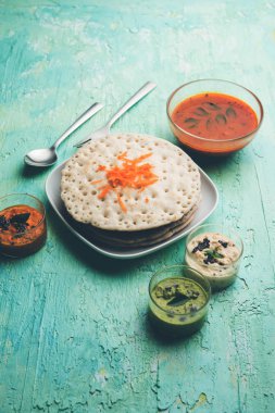Set Dosa / Oothappam tarzı dosa popüler bir güney Hint gıda sambar ve chutney, seçici odak ile servis edilir