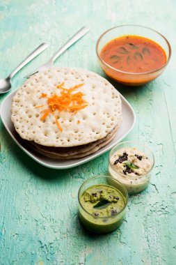 Set Dosa / Oothappam tarzı dosa popüler bir güney Hint gıda sambar ve chutney, seçici odak ile servis edilir