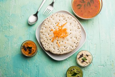 Set Dosa / Oothappam tarzı dosa popüler bir güney Hint gıda sambar ve chutney, seçici odak ile servis edilir