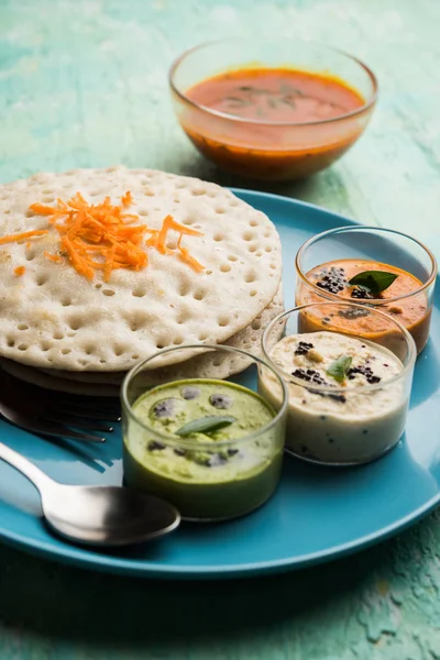 セットドーサ ウータッパムスタイルのドーサは サンバーとチャツネ 選択的な焦点を添えた人気の南インド料理です — ストック写真