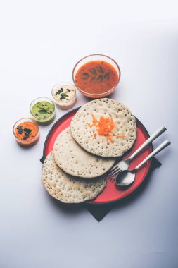 Set Dosa / Oothappam tarzı dosa popüler bir güney Hint gıda sambar ve chutney, seçici odak ile servis edilir