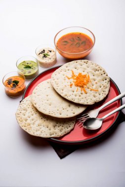 Set Dosa / Oothappam tarzı dosa popüler bir güney Hint gıda sambar ve chutney, seçici odak ile servis edilir