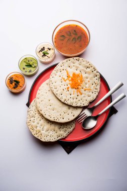 Set Dosa / Oothappam tarzı dosa popüler bir güney Hint gıda sambar ve chutney, seçici odak ile servis edilir