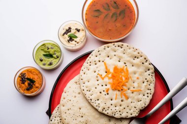Set Dosa / Oothappam tarzı dosa popüler bir güney Hint gıda sambar ve chutney, seçici odak ile servis edilir