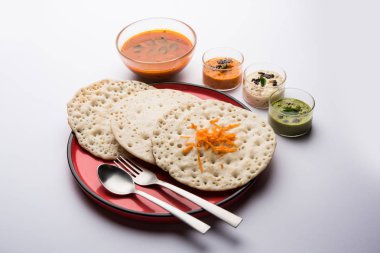 Set Dosa / Oothappam tarzı dosa popüler bir güney Hint gıda sambar ve chutney, seçici odak ile servis edilir