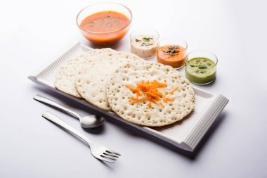 Set Dosa / Oothappam tarzı dosa popüler bir güney Hint gıda sambar ve chutney, seçici odak ile servis edilir