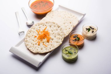 Set Dosa / Oothappam tarzı dosa popüler bir güney Hint gıda sambar ve chutney, seçici odak ile servis edilir