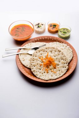 Set Dosa / Oothappam tarzı dosa popüler bir güney Hint gıda sambar ve chutney, seçici odak ile servis edilir