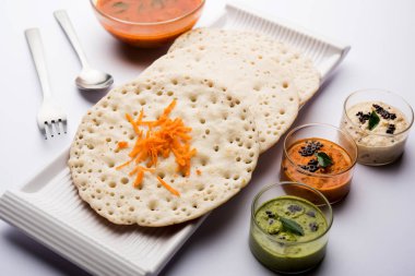 Set Dosa / Oothappam tarzı dosa popüler bir güney Hint gıda sambar ve chutney, seçici odak ile servis edilir
