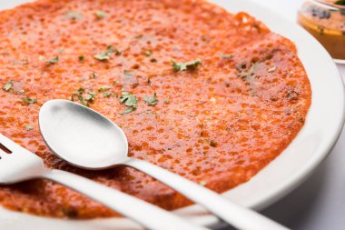 Domates Dosa eşsiz bir Güney Hint Dosa tarifi chutney ve sambar ile servis edilir