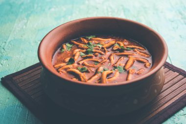 Dhaba tarzı Sev bhaji / sabzi / köri gathiya shev ile domates köri yapılan, bir kase veya karahi, seçici odak servis