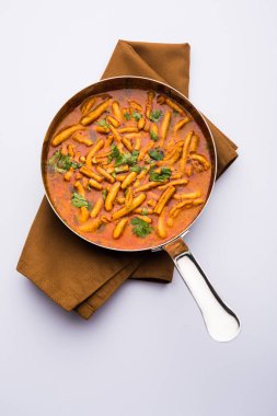 Dhaba tarzı Sev bhaji / sabzi / köri gathiya shev ile domates köri yapılan, bir kase veya karahi, seçici odak servis