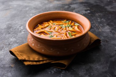 Dhaba tarzı Sev bhaji / sabzi / köri gathiya shev ile domates köri yapılan, bir kase veya karahi, seçici odak servis