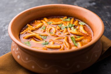 Dhaba tarzı Sev bhaji / sabzi / köri gathiya shev ile domates köri yapılan, bir kase veya karahi, seçici odak servis