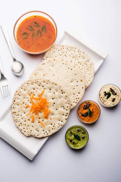 セットドーサ ウータッパムスタイルのドーサは サンバーとチャツネ 選択的な焦点を添えた人気の南インド料理です — ストック写真