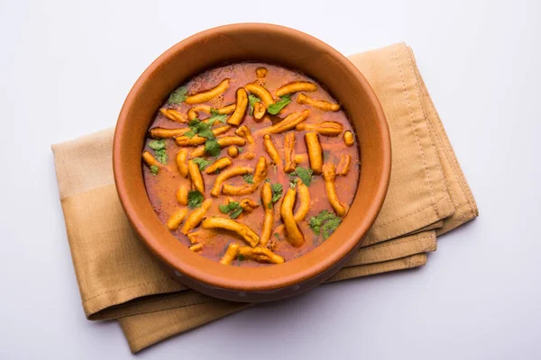 Dhaba tarzı Sev bhaji / sabzi / köri gathiya shev ile domates köri yapılan, bir kase veya karahi, seçici odak servis