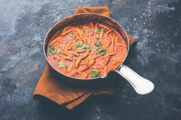 Dhaba tarzı Sev bhaji / sabzi / köri gathiya shev ile domates köri yapılan, bir kase veya karahi, seçici odak servis