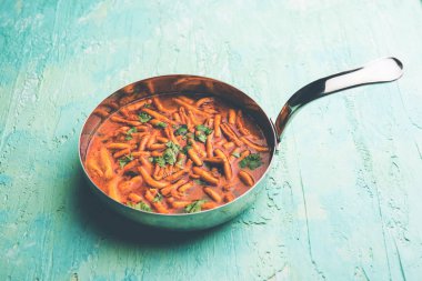 Dhaba tarzı Sev bhaji / sabzi / köri gathiya shev ile domates köri yapılan, bir kase veya karahi, seçici odak servis